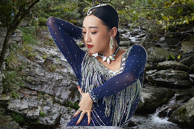 苏曼s站在门口，看着扶着墙蹲在那的逗比李泰武，好心问道