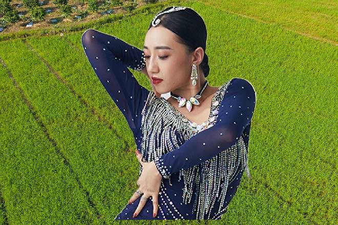 若依一记正掌拍了下来，似乎要把南海神尼给拍成肉泥