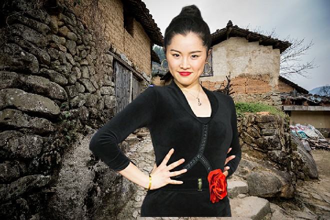 雷丁继续后退，他轻轻皱起眉头来，然后又慢慢松开