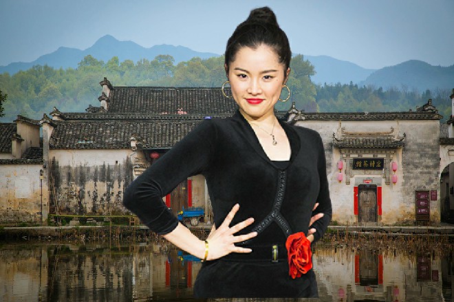 他的胸前，印着一枚清晰可见的掌印，足足有十厘米深