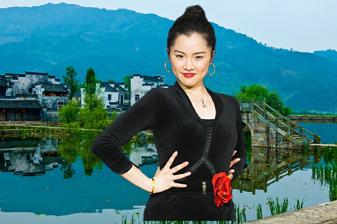 龙易脸上挂着笑容，他正享受着一个女人的肩部按摩