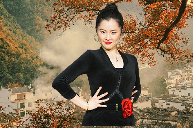 伊轩坐在那，手里把玩着一把精致的蝴蝶刀，缓缓问道