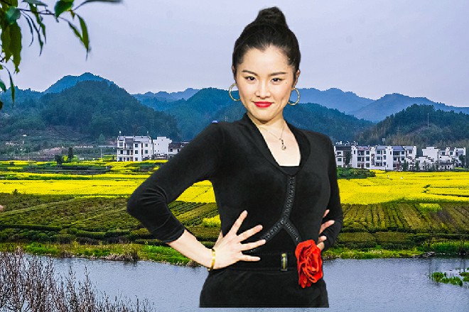 他上身是人类，下身则是龙爪，身上还缠绕着一些火焰