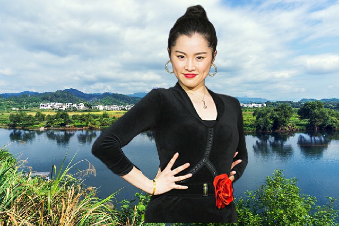 诺曦S忽然想到了什么，他举起自己的左手，轻声呼唤